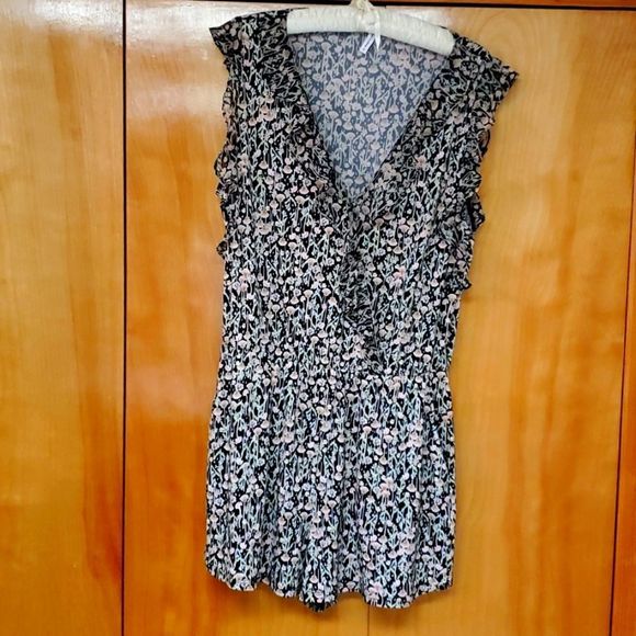 Adorable BCBG knit romper. So comfortable.Delicate pattern. Sheer ruffle… - Picture 3 of 7